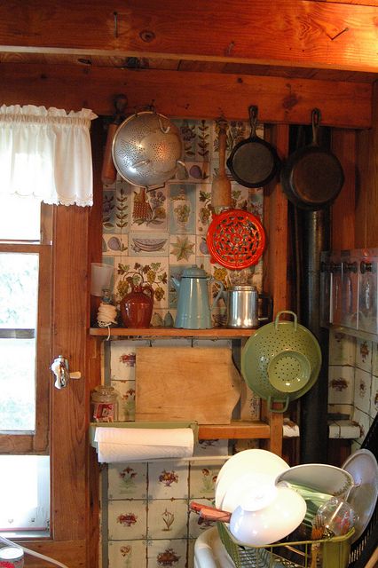 . Vintage Cottage Kitchen, Muebles Shabby Chic, Casa Vintage, Cottage Kitchens, Cozy Kitchen, Chic Kitchen, Grandmas House, Old Kitchen, Vintage Cottage