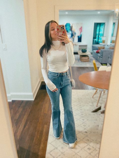 White turtleneck top with flare jeans and white boots! Boots Fashion Outfits, White Boots Fashion, White Turtleneck Outfit, Turtleneck Outfits, White Flare Pants, White Flares, Outfit Check, White Turtleneck, Southern Girl