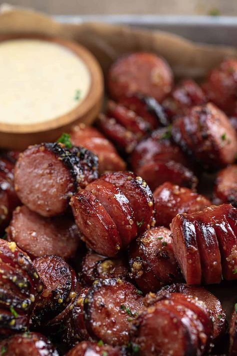 Kielbasa And Onions, Food To Make Him Fall In Love, Kiebalsa Appetizers, Sausage Board Ideas, Fun Easy Appetizers For Party, Sausage Snack Recipes, Polish Sausage Appetizers, Christmas Meat Appetizers, Appetizers Without Cheese