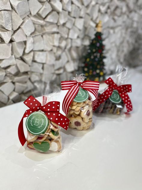 Packing Christmas Cookies, Baking Christmas Gift Ideas, Christmas Baking Packaging Ideas, Homemade Christmas Cookies Gift, Homemade Cookie Packaging, Cookie Packaging Christmas, Christmas Goody Bag Ideas For Coworkers, Christmas Cookies Gift Ideas, Christmas Snack Box Gift Ideas