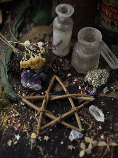 Green Witch Aesthetic, Witchcore Aesthetic, Medieval Witch, Witch Room, Witch Core, Cottage Witch, Witches Altar, Witch Books, Magic Aesthetic