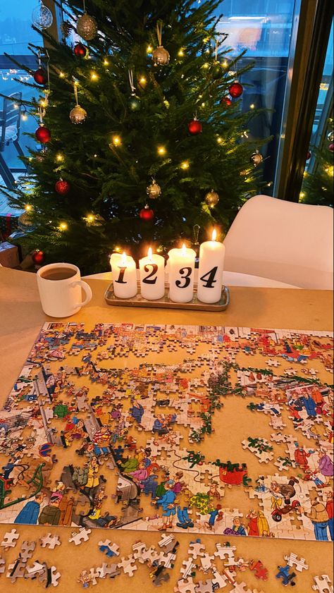 Christmas Games Aesthetic, Christmas Puzzle Aesthetic, Cozy Christmas Activities, Aesthetic Christmas Activities, Christmas Activities Aesthetic, Christmas Morning Aesthetic, Christmas Vision Board, Christmas Fun Ideas, Aesthetic Navidad