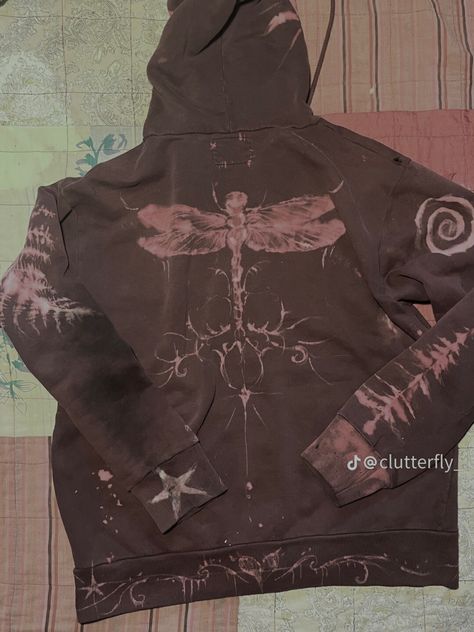 Brown Bleached Shirt, Bleach Art Jacket, Bleach Dyed Hoodie, Bleach Painting Sweatshirt, Bleach Jumper Design, Bleach Hoodie Art, Bleach Painted Jacket, Bleach Clothes Ideas, Bleached Clothes Design