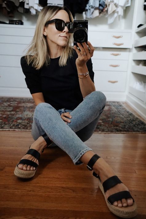 Casual Dress And Sandals Outfit, Black Sandals Outfit Work, Black Wedge Sandals Outfit, Outfit With Wedge Sandals, Wedge Sandals Outfit Dress, What To Wear With Wedges, Wedge Heels Outfit, Black Platform Sandals Outfit, Black Wedges Outfit