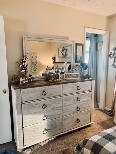 Farmhouse bedrooom with gray and shite buffalo plaid. Bedroom Decor Grey, Dresser Decor Bedroom, Bedroom Dresser, Farmhouse Bedroom Decor, Cozy Room Decor, Grey Plaid, Dresser Decor, Bedroom Dressers, Farmhouse Bedroom