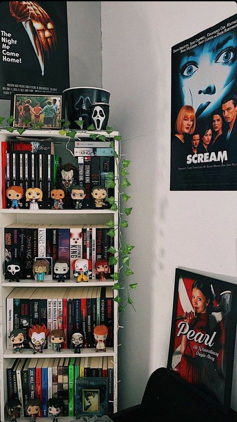 Y2k Maximalist Decor, Horror Inspired Room, Horror Movie Room Aesthetic, Scream Room Decor, Spooky Room Aesthetic, Horror Themed Room, Horror Bedroom Ideas, Horror Room Ideas, Horror Room Decor