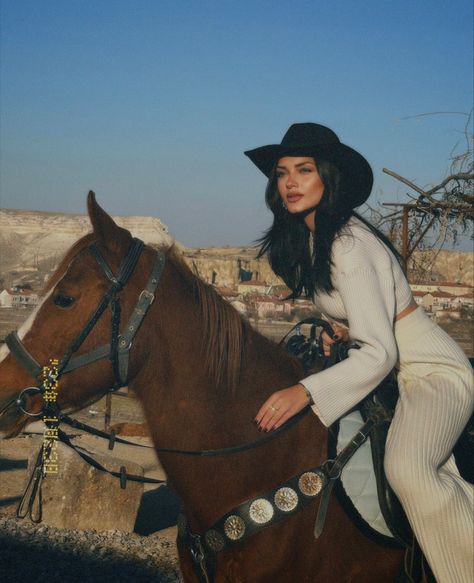 Horse Photoshoot Ideas, Western Photo Shoots, Cowgirl Photoshoot, Horse Riding Outfit, Western Photo, Classy Cowgirl, Outfits For Mexico, Gangster Girl, Cowboy Girl