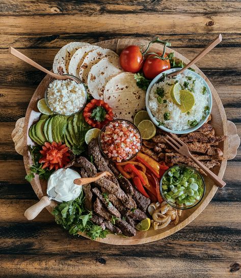 Dinner/ Fajita Board – XOXO, terri Fajita Night Party Dinners, Fajita Board, Charcuterie Dinner, Fajita Dinner, Dinner Boards, Fajita Night, Mexican Board, Baked Potato Dinner, European Breakfast