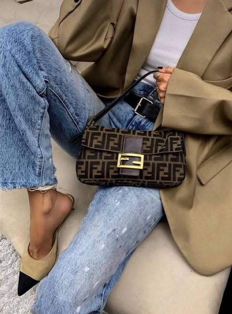 Fendi Baguette Outfit, Fendi Bag Outfit, Fendi Outfits, Vintage Fendi Baguette, Hand Bags Ideas, Australian Winter Fashion, Fendi Baguette Bag, Aesthetic Overalls Outfit, Baguette Bags