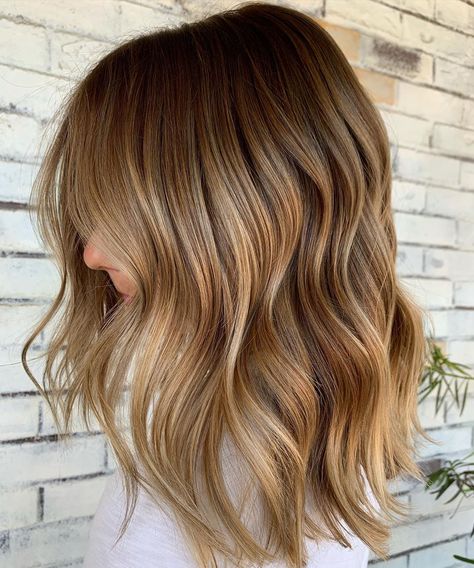 Look beautiful with this dimensional, rooty balayage! That color melt appears flawless on wavy, mid-length hair. Mid Length Extensions, Edgy Mid Length Hair, Rooty Balayage, Mid Length Blonde Hair, Homemade Hair Dye, Mom Haircut, Brown Balayage Hair, Dimensional Hair, Balayage Lob