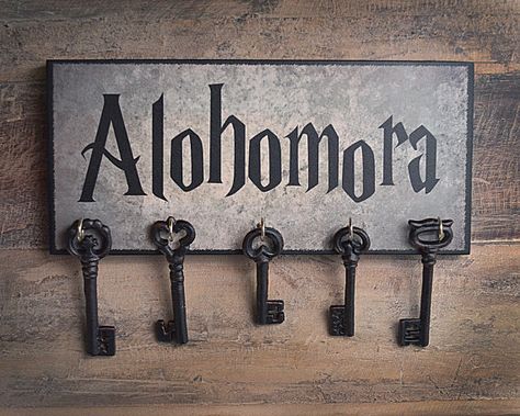 Alohomora Key Holder.  Ready to Hang.  Great gift item for Harry Potter fans! Harry Potter Weihnachten, Deco Cinema, Harry Potter Case, Harry Potter Christmas Decorations, Key Holder Diy, Stile Harry Potter, Glume Harry Potter, Harry Potter Room Decor, Harry Potter Bedroom