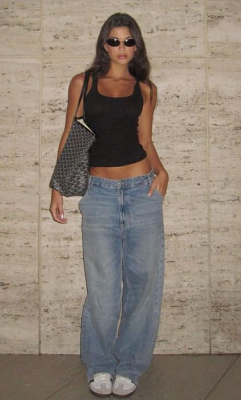 Long Jeans Summer Outfit, Lower Waist Jeans Outfit, Low Rise Jean Aesthetic, Blue Jean Outfits Summer, Simple Black Top Outfit, Black Top Denim Jeans Outfit, Black Outfit Inspo Casual, Crop Top Black Outfit, Statement Jeans Outfit