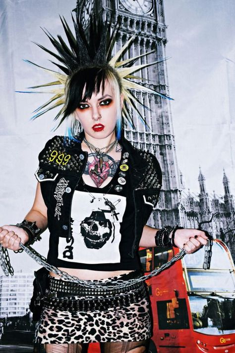 Punk Rock Fashion Women, Punk Girl Fashion, 80s Punk Fashion, Punk Rock Girls, Chica Punk, Cultura Punk, Punk Fashion Diy, Punk Girls, Estilo Punk Rock