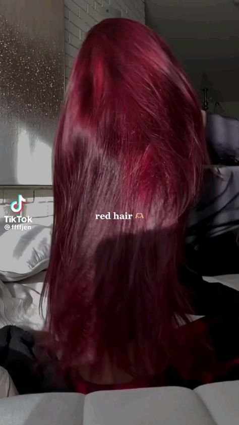 Crimson Crush: Captivating Hairstyle Ideas for Crimson Red Locks Black And Red Hair, Pelo Color Vino, Red Hairstyle, Hair Dye Videos, Red Hair Makeup, Wine Hair Color, Wine Red Hair, مرسيدس بنز, Red Hair Inspo