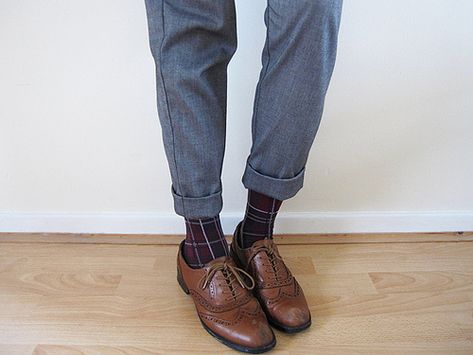 printed socks and brogues Brown Brogues Outfit Women, Brown Brogues Outfit, Brogues Outfit Women, Black Brogues Outfit, Brogues Womens Outfit, How To Wear Oxford Shoes, Oxfords With Socks, Brogues Outfit, Ladies Brogues