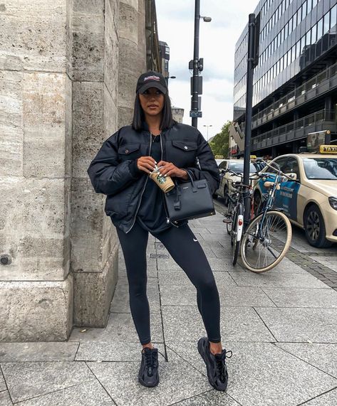 4d6e4749289c4ec58c0063a90deb3964desc42761563ri Black Cap Outfit, Yeezy Outfit, Look Legging, Cap Outfit, Mode Inspo, Instagrammer, Mode Streetwear, Leather Jackets Women, Winter Fashion Outfits