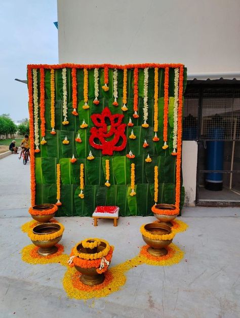 Haldi Ceremony Decorations At Home, Haldi Function Decoration, Haldi Decorations, Leaf Decor Wedding, Haldi Decoration Ideas, Haldi Ceremony Decorations, Decoration With Flowers, Haldi Decoration, Naming Ceremony Decoration