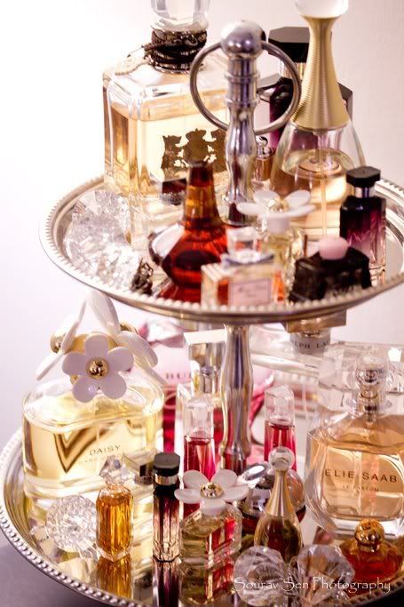 Super cute (and space-saving) way to store fragrances. I need a couple of these! Bandeja Perfume, Fragrance Display, Tiered Cake Stands, Tricia Guild, Plate Shelves, Glamour Decor, Walking Closet, Perfume Display, College Organization