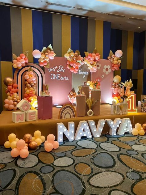 1st Birthday Hall Decoration Ideas, First Birthday Hall Decorations, 1st Birthday Decoration In Function Hall, Jalwa Party Decorations, 1st Birthday Decorations Indian, Party Hall Decor Ideas Birthday, Indian Birthday Decorations, Baloon Decoration Ideas Birthday, First Birthday Stage Decorations