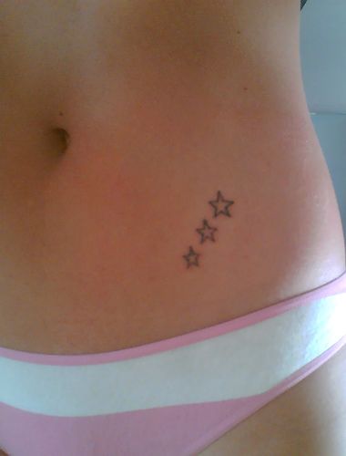 Hip Tattoo Small, Small Star Tattoos, Stick Poke Tattoo, Hip Tattoos Women, 그림 낙서, Tattoos Geometric, Poke Tattoo, Dream Tattoos, 문신 디자인