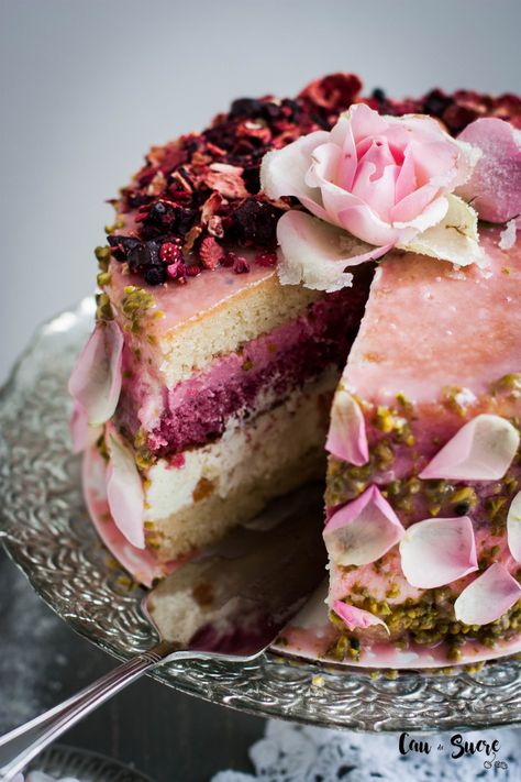 Rose, Pistachio and Peach Cake – Cau de sucre Taurus Aesthetic, Rose Pistachio, Minimalist Cakes, Birthday Cale, Peach Cake, Dessert Tray, Layered Cake, Fancy Desserts, Vegan Treats