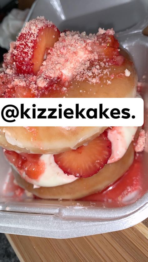 Cheesecake Doughnut, Strawberry Crunch, Doughnut Cake, Cheesecake Desserts, Strawberry Cheesecake, French Toast, Sweet Treats, Cheesecake, Toast