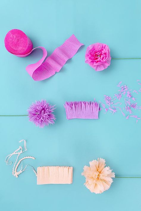 Streamer Flowers, Crepe Paper Flowers Diy, Paper Flowers Diy Easy, Tissue Paper Flowers Diy, Paper Flower Wreaths, Easy Paper Flowers, Paper Flower Decor, Paper Flower Crafts, How To Make Paper Flowers