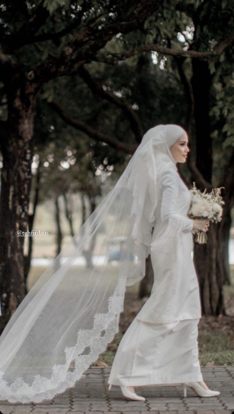 Melayu Wedding, Malay Wedding Dress, Muslim Wedding Photos, Pose Pengantin, Muslim Wedding Gown, Baju Kahwin, Nikah Outfit, Minimal Wedding Dress, Muslimah Wedding Dress