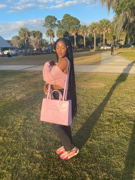 Bubblegum Pink Telfar Bag Outfit, Big Telfar Bag Outfit, Pink Purse Outfit Black Women, Outfits With Pink Purse, Crossbody Purse Outfit, Pink Purse Outfit, Telfar Bag Outfit, Hobo Bag Outfit, Black Bag Outfit