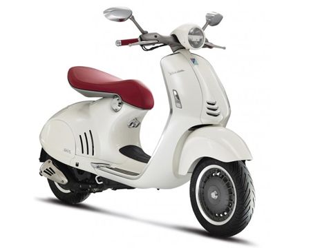 continúa con líneas clásicas, pero combinadas con una nueva estética Vespa Vespa 946, Piaggio Scooter, Scooters Vespa, New Vespa, Scooter Price, Motor Klasik, Italian Scooter, Classic Vespa, Vespa Piaggio