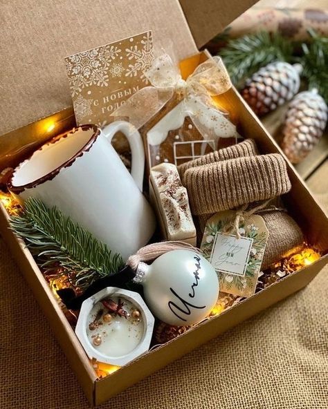 Joululahjat Diy, Box Noel, Diy Christmas Gifts For Friends, Christmas Gift Hampers, Ge Bort, Easy Christmas Gifts, Christmas Hamper, Gift Box Design, Christmas Baskets