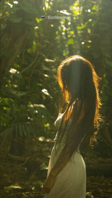 Unique Photography Nature, Nature Inspo Photos, Stillness Aesthetic, Ethereal Senior Pictures, Mysterious Photoshoot, Woman In Field, River Photoshoot, Ethereal Photography, Aesthetic Natural