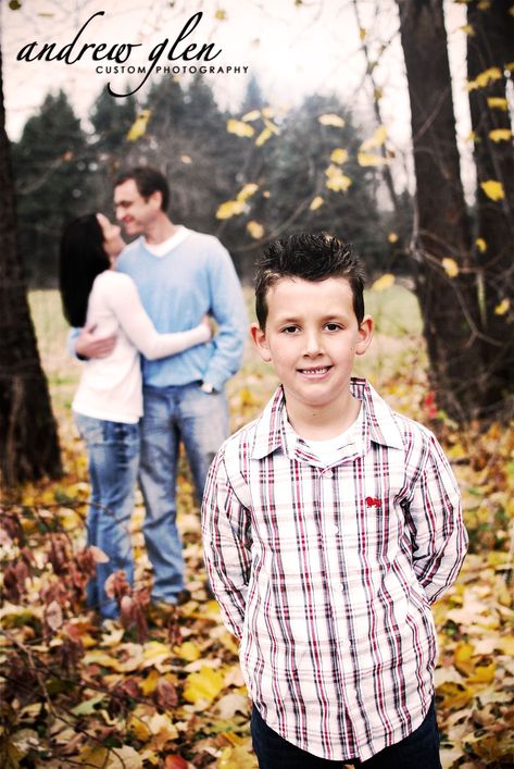 Family Of Three Poses, Camping Photoshoot, Sunflower Photoshoot, Camp Photos, Large Family Photos, Cute Family Photos, Family Photoshoot Poses, Super Family, Family Portrait Poses