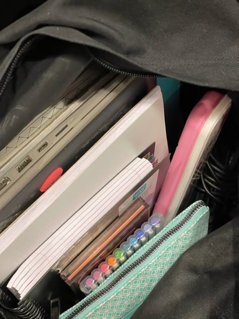 School Bag Organization, Motivation School, Romanticize School, Getting Ready For School, School Backpack Essentials, Pretty School Supplies, Anak Haiwan, School Goals, School Bag Essentials