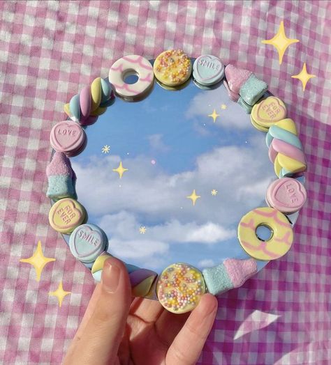 Aesthetic Clay Mirror, Cute Clay Mirror, Kaca Aesthetics, Kaca Cermin Aesthetic, Air Dry Clay Mirror, Ideas Para Decorar Espejos, Polymer Clay Mirror, Super Clay Art, Air Dry Clay Charms