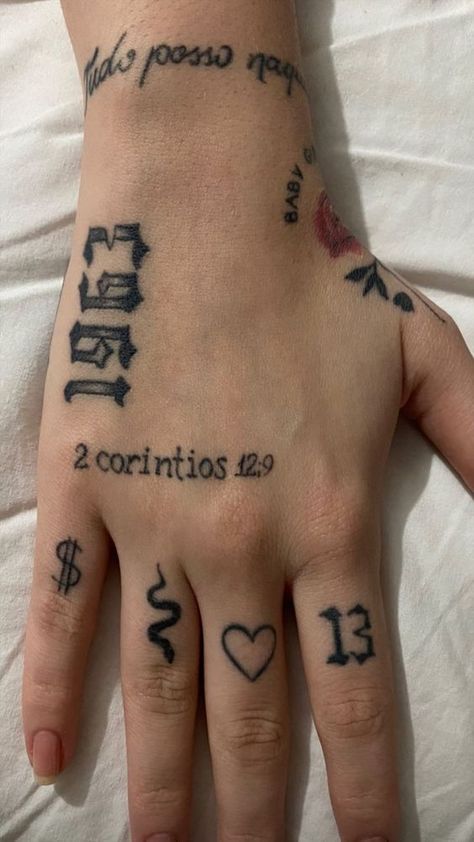 Hand Tattoos With Words, Hand Tattoos Edgy, Grunge Hand Tattoos, Aesthetic Hand Tattoo, Tattoos Ideas For Men, Tato Minimal, Pola Tato, Tato Henna, Hand And Finger Tattoos