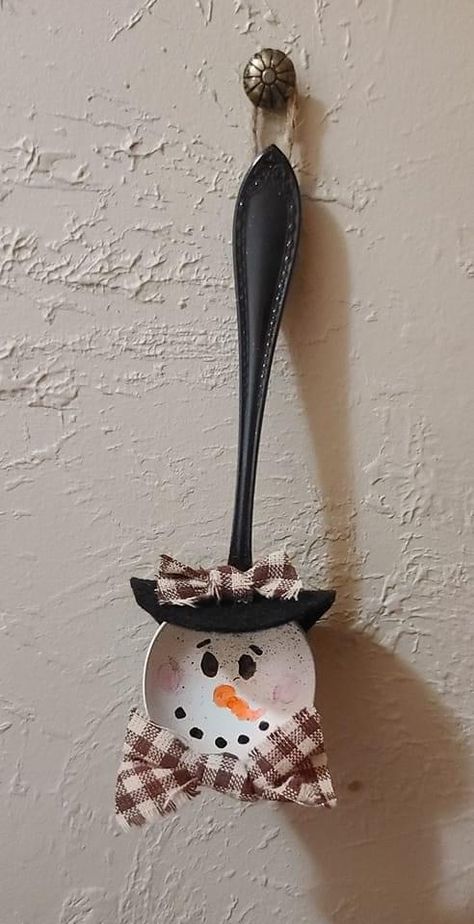 Painted Spoons, Snowman Crafts Diy, Christmas Spoons, Spoon Crafts, Gingerbread Crafts, Diy Christmas Ornaments Easy, Snowman Christmas Decorations, Christmas Craft Projects, Handmade Christmas Crafts