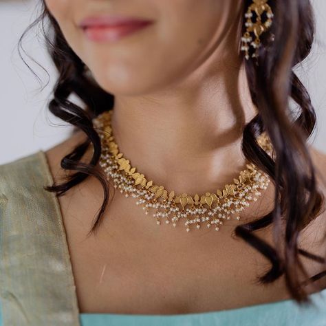 Gold Wedding Necklace Indian, Gold Sets Jewelry Indian Design Antique, Simple Gold Necklace Indian, Beautiful Gold Necklaces Unique, Short Chain Designs Gold Women, Gold Jewelry Fashion Unique Necklace, Desi Necklace, Gold Set Designs, Gold Jewelry Fashion Necklace