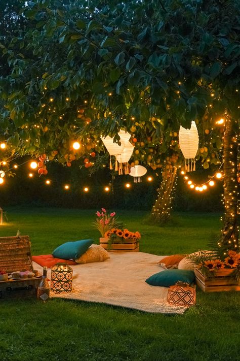 Garden Party Night Decoration, Picnic Fairy Lights, Garden Light Design, Dates In Nature, Cute Proposal Set Up, Fairy Lights Decoration Ideas, Romantic Outdoor Spaces, Fairy Lights Picnic, Romantic Places Night