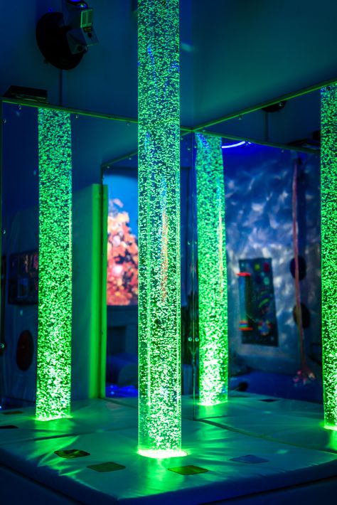 Interactive Bubble Tube colour changing effect with two acrylic mirrors positioned behind the tube to create an amazing reflective calming atmosphere. Bubble Tubes Sensory, Water Bubble Wall, Bubble Tube, Sensory Wall, Sound Panel, Sensory Lights, Sensory Rooms, Bubble Wall, Light Panels