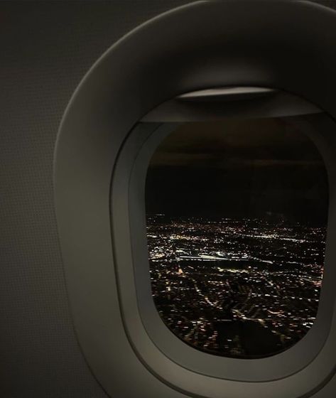 Skyline Aesthetic, Wallpaper Window, Aesthetic Airplane, Airplane Aesthetic, Flying Plane, Airplane Window View, Airport Aesthetic, Airplane Window, Dark Paradise