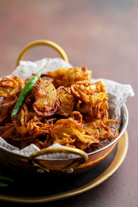 Crispiest Onion Pakora Recipe (Perfectly Crispy Every Time) Onion Pakora Recipe, Onion Pakora, Onion Pakoda, Onion Fritters, Slicing Onions, Pakora Recipe, Indian Appetizers, Pakora Recipes, Gram Flour