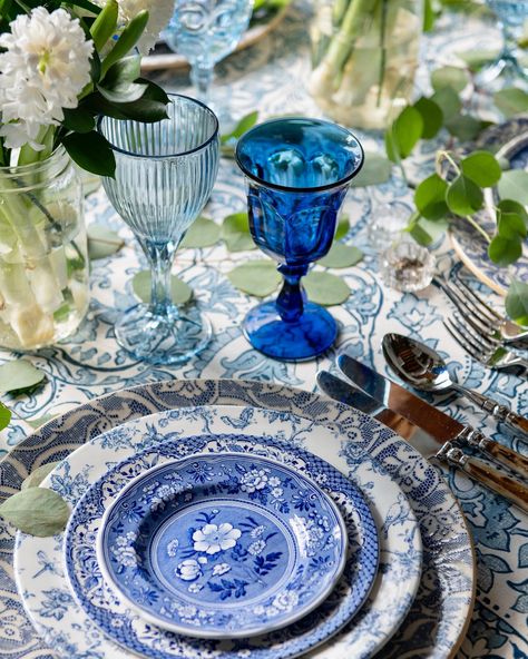 Casa de Perrin (@casadeperrin) • Instagram photos and videos Aesthetic Garden Party, Glasses Table Setting, Blue Goblets, Blue Table Settings, Colored Wine Glasses, Blue Wine Glasses, Aesthetic Garden, Blue White Decor, Dining Plates