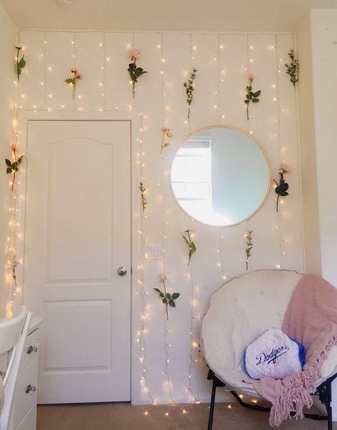 Flower Wall Mirror, Floral Room Design, Flower Garden Bedroom, Cuartos Cute, Flower Room Ideas, Cute Room Wall Decor, Bedroom Ideas Floral, Flower Bedroom Aesthetic, Floral Room Aesthetic