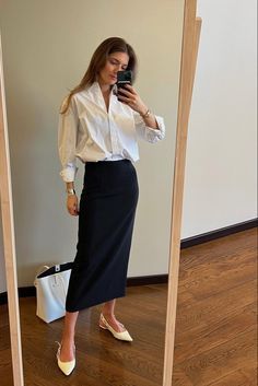 Black Pencil Skirt Outfit Work, Black Pencil Skirt Outfit, Marketing Student, Outfits For Autumn, Chic Skirt, Pencil Skirt Outfits, Office Casual Outfit, Chic Skirts, Smart Outfit