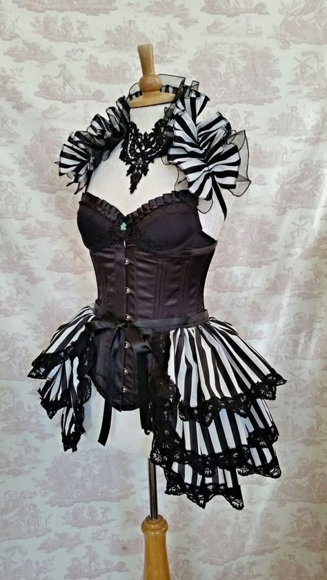 GothicBurlesque Etsy Steampunk Burlesque, Burlesque Outfit, Mode Steampunk, Edgy Girls, Outfit References, Bustle Skirt, Queen Of, Burlesque Costume, Dance Outfit