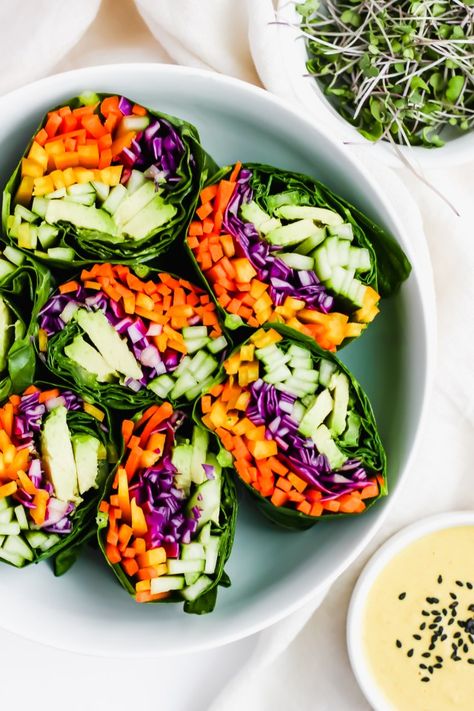 Raw Rainbow Wrap with Ginger Tahini Dressing - a light and delicious meal that is #vegan #raw and #whole30 Rolls Food, Raw Vegan Diet, Resep Salad, Veggie Wraps, Summer Meals, Summer Rolls, Raw Diet, Resep Diet, Tahini Dressing