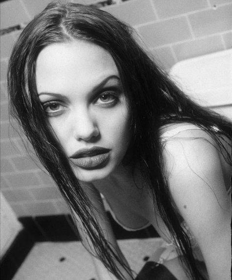 angelina jolie by lionel deluy (1994) Cindy Crawford 90s, Angelina Jolie 90s, Estilo Megan Fox, 90s Makeup, Dark Circles Under Eyes, I'm With The Band, Ozzy Osbourne, Aerosmith, Cara Delevingne