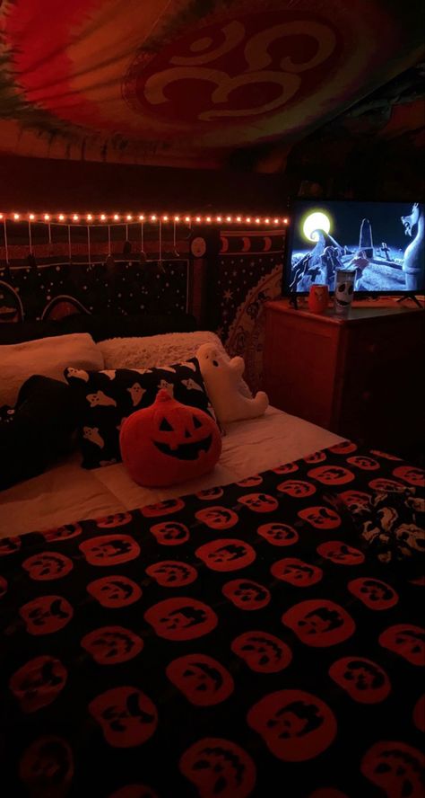 halloween bedroom decor Fall Room Ideas, Halloween Sleepover, Helloween Wallpaper, Kostuum Halloween, Halloween Bedroom Decor, Herbst Bucket List, Fall Room Decor, Fall Bedroom Decor, Halloween Bedroom