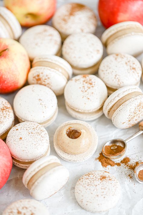 Apple Cinnamon Macarons - Everything Marina Cinnamon Macarons, Macaron Inspiration, Salted Caramel Macarons, Macaron Ideas, Caramel Macarons, French Macaroon Recipes, Macaron Recipes, Macaron Filling, Macaron Flavors